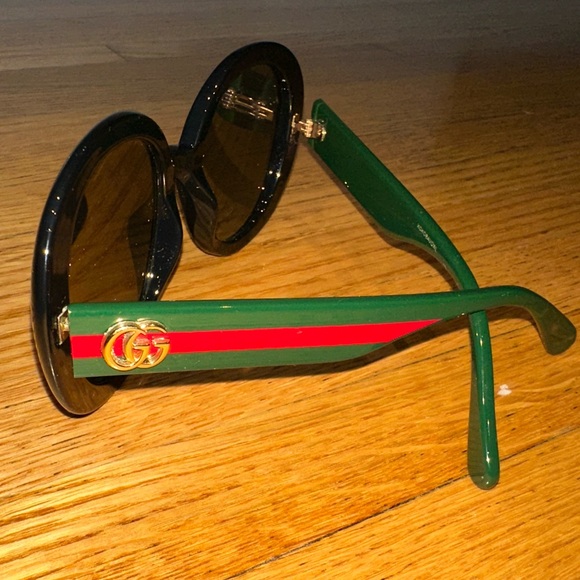 Gucci Oversized Black Sunglasses for Women - Picture 3 of 4